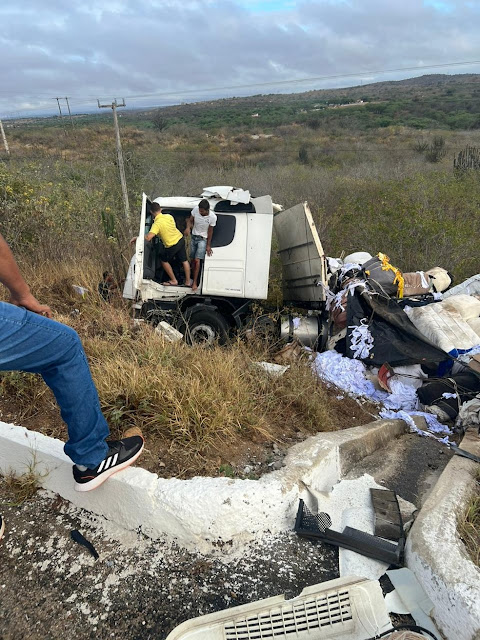 Carreta tomba e quatro pessoas ficam feridas na BR-226 no RN