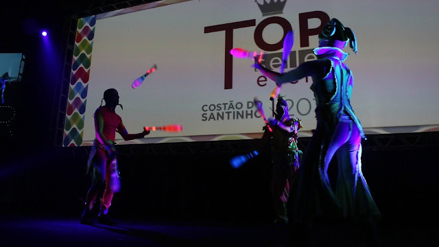 Show de abertura com malabaristas de luzes em evento de premiação RCI  em Florianópolis.