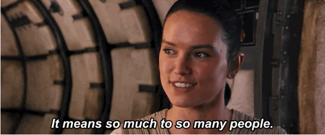 No gif: Atriz Daisy Ridley, que interpreta Rey, usando o figurino em uma entrevista no set de filmagem falando "isso significa tanto pra tanta gente"
