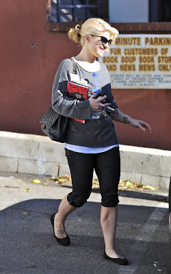 Kelly Osbourne out book shopping