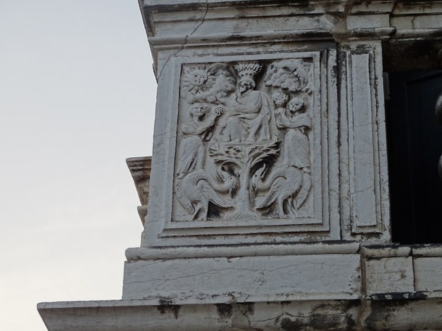 relieve fachada palacio Lezze alquimista rey sol y luna