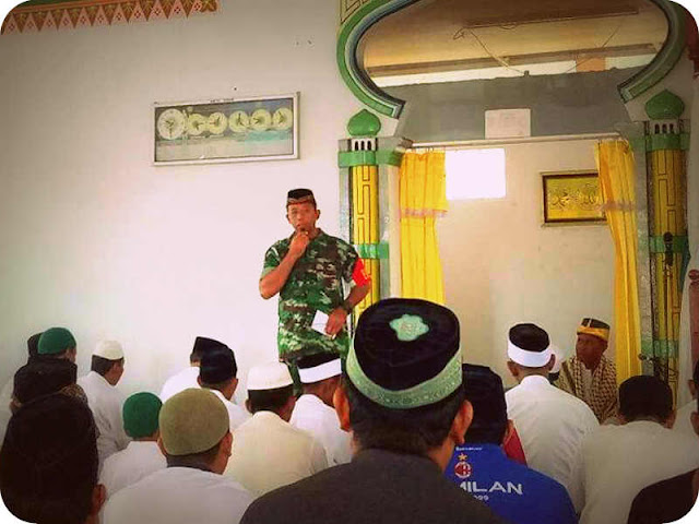 Babinsa Gelar Komunikasi Sosial dengan Jamaah Masjid Fathil Fallah Toloko