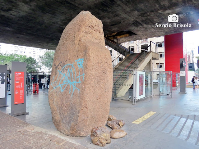 Vista ampla da famosa "Pedra do MASP" instalada no "Vão do MASP" na Bela Vista