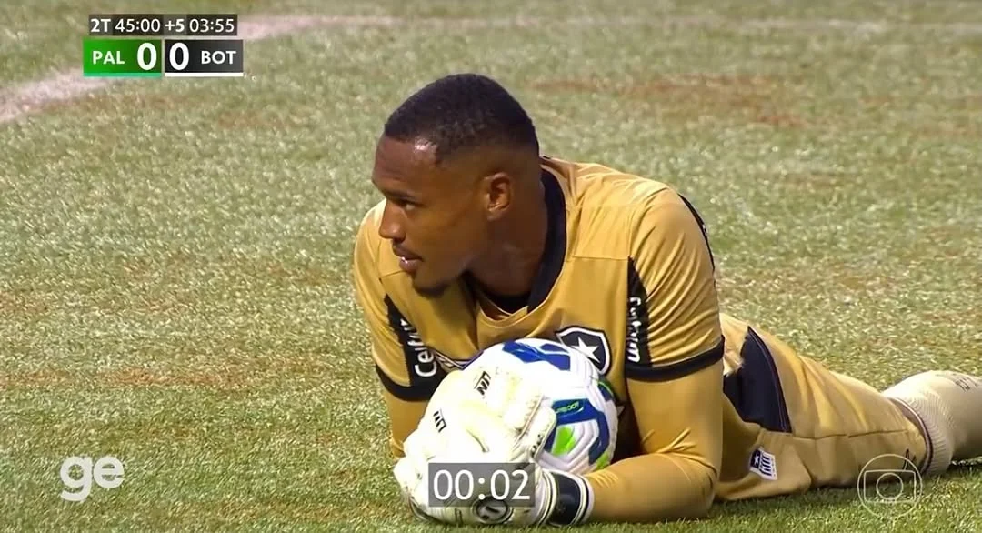 Goleiro John em jogo do Botafogo