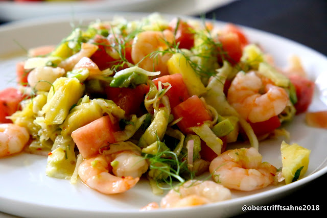 Sommersalat mit Wassermelone, Avocado und Garnelen