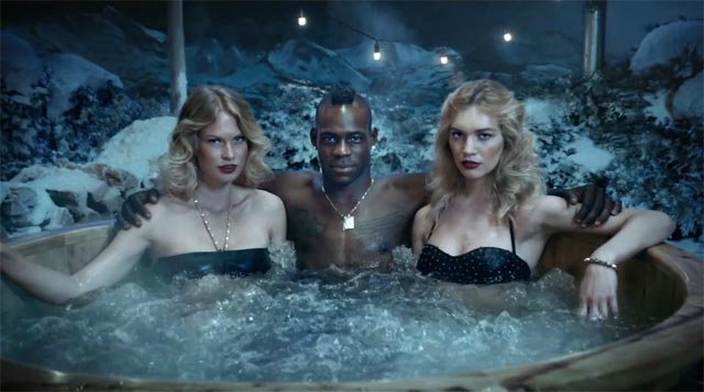 Balotelli en el jacuzzi