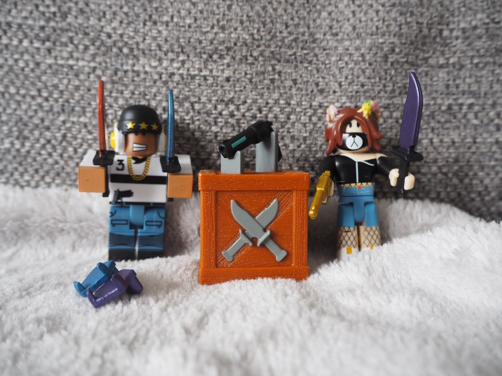 Chic Geek Diary The New Roblox Toys From Jazwares Review Giveaway - roblox murder mystery 2 action figure 2 pack