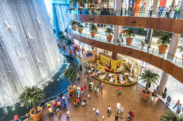 Mùa sale lớn nhất trong năm ở Dubai là vào tháng 12 nhân dịp Noel và năm mới. Một trong những điểm hấp dẫn nhất của những trung tâm mua sắm tại Dubai đó là các tín đồ du lịch mua sắm có thể mua những món đồ hàng hiệu với giá rẻ hơn mức trung bình của thế giới  từ 10-20% vì ở Dubai và các nước tiểu vương quốc Arập thống nhất UAE đều không có thuế VAT.