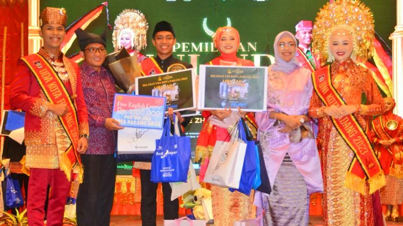 Dila and Ahmad Named as Uni and Uda Padang City Tourism Ambassadors 2024