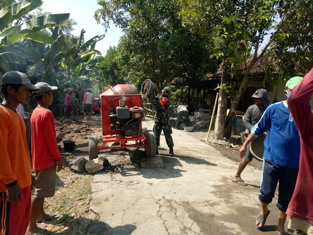 Koramil Cawas Bantu pengecoran jalan Penghubung antar desa