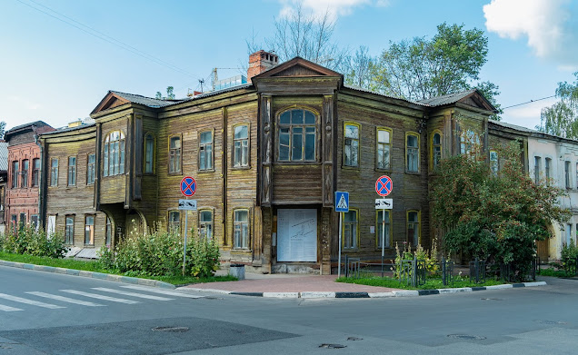 Угловой подъезд деревянного дома