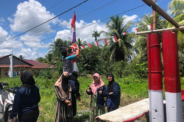 Mahasiswa KKL Kelompok 40 Sukses Hiasi Jalan dengan Bendera Tali, Semarakkan HUT RI ke-79 Mahasiswa KKL Kelompok 40 Sukses Hiasi Jalan dengan Bendera Tali, Semarakkan HUT RI ke-79