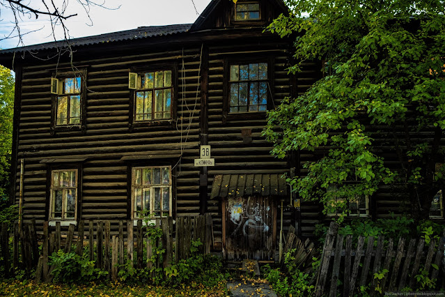 Старое деревянное двухэтажное здание