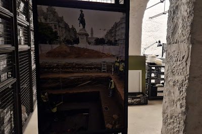 foto da escultura de D. Pedro I na praça da Liberdade com arqueólogos a trabalhar em ruínas