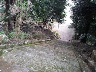 「蓑毛 大日堂」の御嶽神社へと続く階段