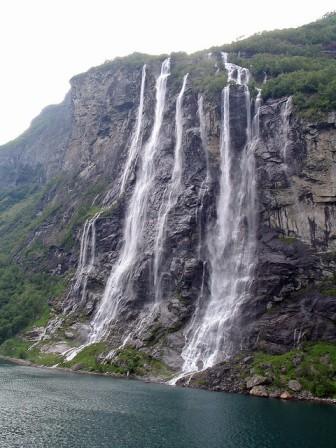 artikel-populer.blogspot.com - 7 Air Terjun Terindah Yang Langsung Turun Ke Laut