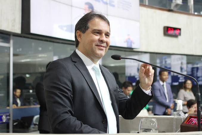 Evandro Leitão evita falar sobre pesquisa.