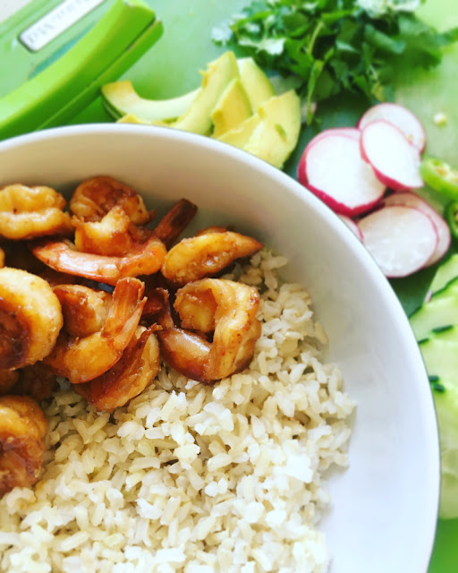 Poke bowl de camarones con arroz integral