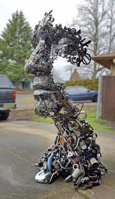 Escultura hecha de chatarra