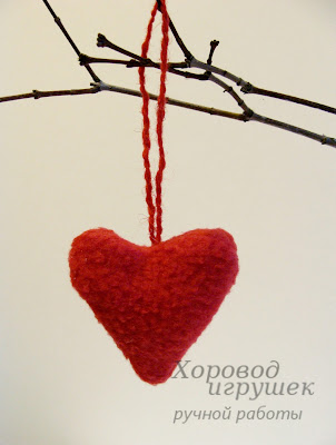 Мягкое красное сердце для украшения интерьера на 14 февраля