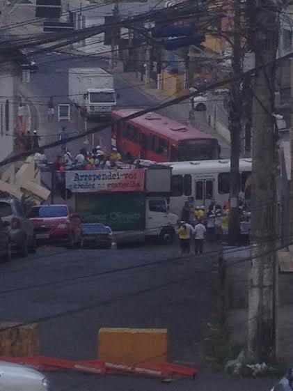 Trio elétrico louvando Jesus passa pelas ruas do  Rio Vermelho