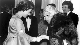 Agatha Christie saludando a la reina Isabel II durante el estreno de Asesinato en el Orient Express