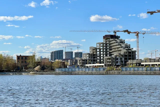 Нагатинская набережная, Москва-река, вид на бывшую территорию ЗИЛ, строящийся жилой комплекс «Шагал»