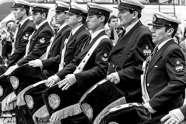 Desfile bandas militares,grupo con tambores.