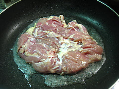 鶏ももを焼く