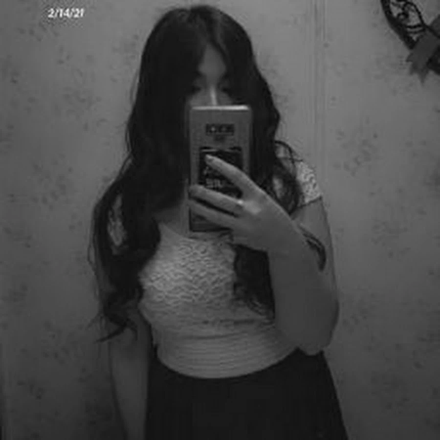 Mirror Selfie Instagram Hidden Face Black and White Dpz for Girls