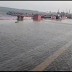 COM MARÉ ALTA, MAR AVANÇA SOBRE AVENIDA BEIRA MAR DE CAMOCIM.