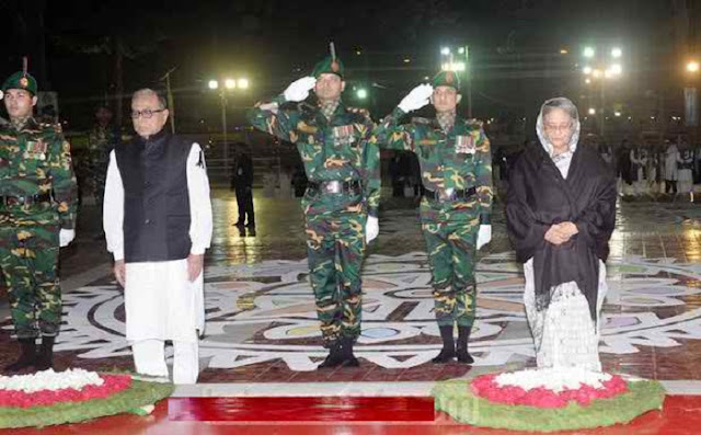 একুশের প্রথম প্রহরে জাতির পক্ষ থেকে কেন্দ্রীয় শহীদ মিনারে রাষ্ট্রপতি ও প্রধানমন্ত্রীর শ্রদ্ধা নিবেদন