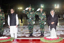 একুশের প্রথম প্রহরে জাতির পক্ষ থেকে কেন্দ্রীয় শহীদ মিনারে রাষ্ট্রপতি ও প্রধানমন্ত্রীর শ্রদ্ধা নিবেদন