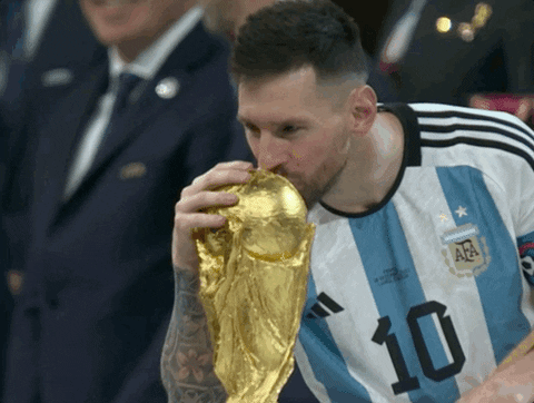 Messi besa copa del mundo GIF