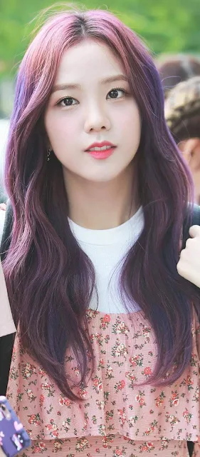 Jisoo was popular in her school for her beauty and kindness.