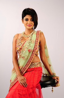 Oviya 