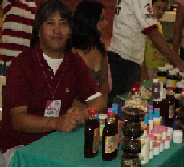 Apis exponiendo los productos en feria en unicentro