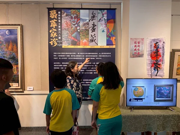 ▲永靖鄉國小學童藝廊參訪中。（頂新和德文教基金會提供）