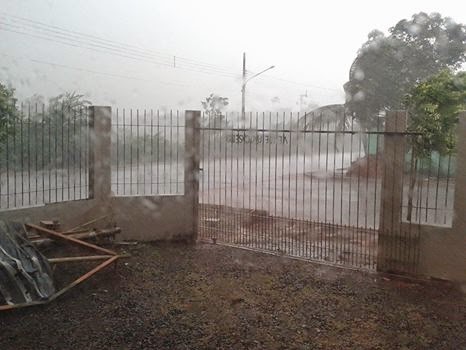 Chuva com vento amedronta moradores do Jardim Califórnia em Tangará da Serra