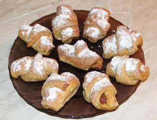 deserturi, dulciuri, cornulete, cornulete de post, deserturi de post, retete de post, cornulete cu dovleac si nuci, cornulete cu dovleac si gem, cornuri, cornulete pufoase, cornulete fragede, retete patiserie, retete culinare, gustari, aluaturi, cocaturi, 