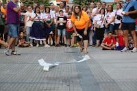 Campeonato de lanzamiento de papel higiénico en las fiestas de Retuerto