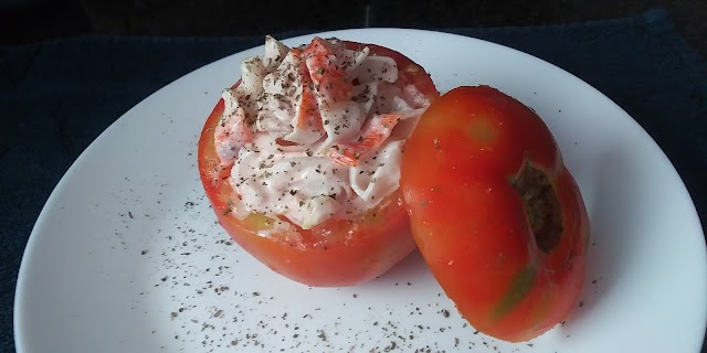 Tomate valenciano relleno de ensaladilla de cangrejo