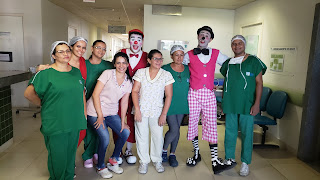 Palhaços do Marcos Frota Circo Show levam alegria para pacientes do HRC