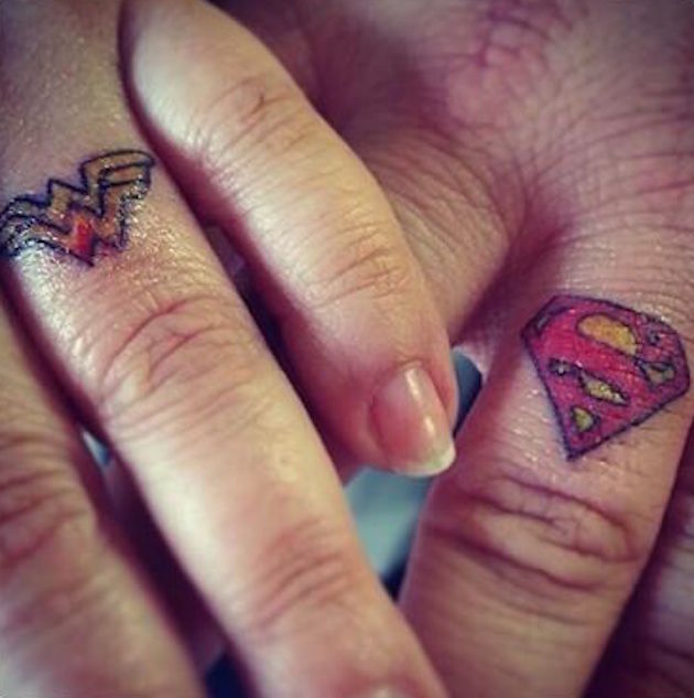 Superman e mulher-maravilha anel de tatuagens