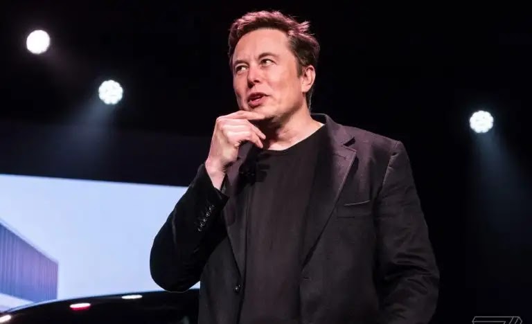 Elon Musk describes himself as an "alien"