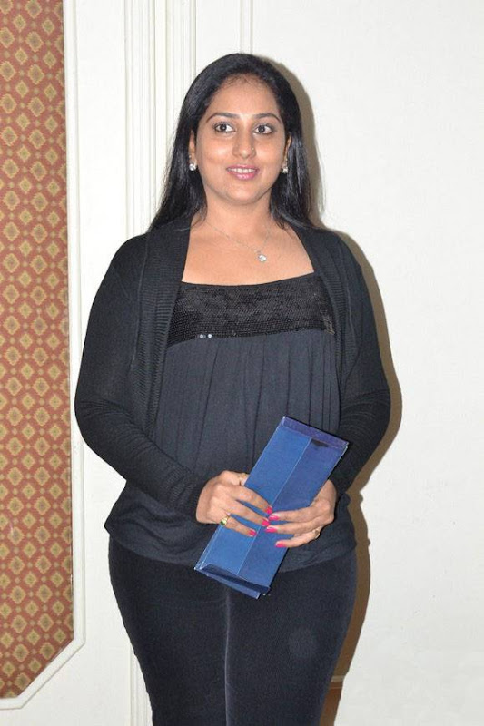 Tamil Actress Gayathri in Black Dress Photos navel show