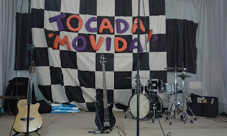 Escenario preparado con instrumentos musicales de la banda "Tocada, movida" de profesores de ajedrez