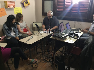 Transmitiendo en vivo desde el "estudio" de radio en la Escuela 9 D.E.20