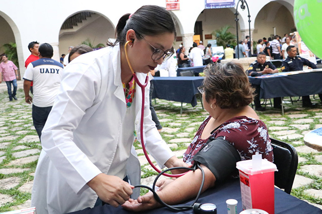 Desde detección de diabetes hasta pruebas VIH en la Feria de la Salud UADY