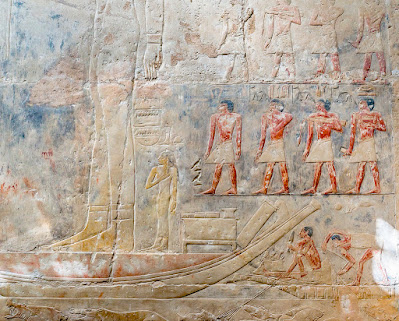 desenho interno na Mastaba de Idut contendo um barco levando alguém  